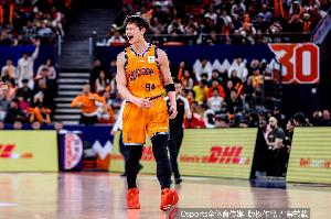 表现还行！王哲林8中4贡献10分7板1助2断 拼抢积极抢4前场板