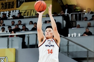弹无虚发！李弘权上半场4投4中&三分3中3 攻下11分2板1助