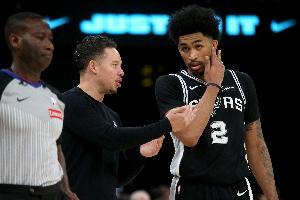 解说：马刺痛失好局 米奇缺乏关键时刻启用新秀弃用老将的魄力